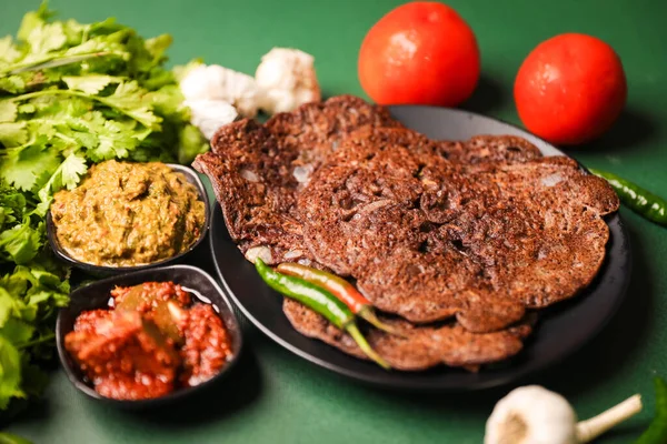 Primer Plano Del Plato Indio Ragi Roti Plato Negro Cerca — Foto de Stock