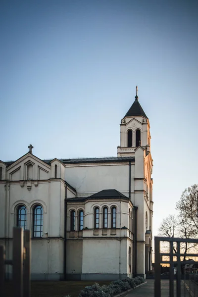 Tiro Vertical Design Exterior Igreja Católica Brcko Com Árvore Frente — Fotografia de Stock