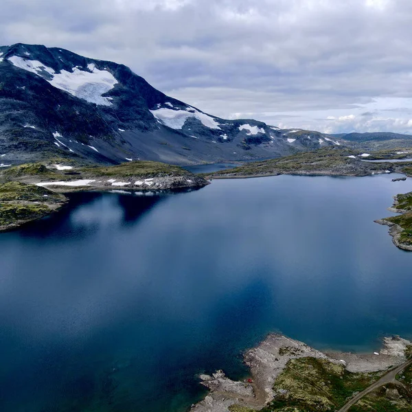 Utsikt Över Ett Hav Med Klippiga Kullar — Stockfoto