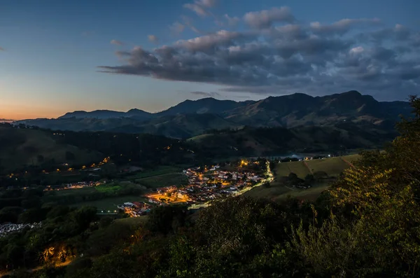 Malebná Krajina Města Horami Večerních Hodinách — Stock fotografie