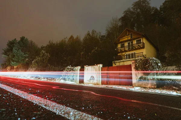 Dlouhý Záběr Pouličních Světel Noci Blízkosti Domu — Stock fotografie