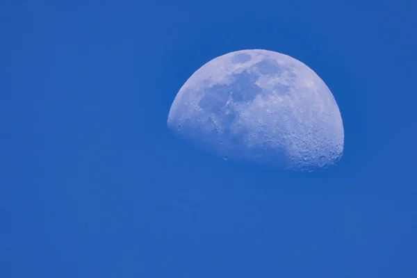 月亮在蓝天中褪去 — 图库照片
