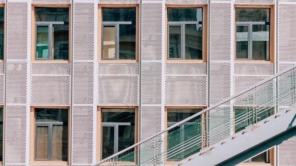 Bagian Depan Tangga Dan Bangunan Dengan Jendela Kaca — Stok Foto