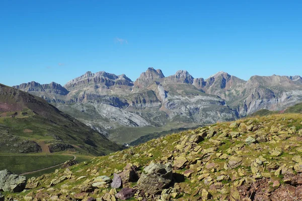 ハイキングのためのピレネーオートルート高レベルの長距離トレイルのピークの景色 — ストック写真