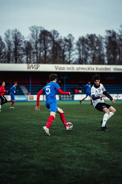 Genç Futbolcular 2022 Karlslund Ile Orebro Maçını Oynuyorlar — Stok fotoğraf
