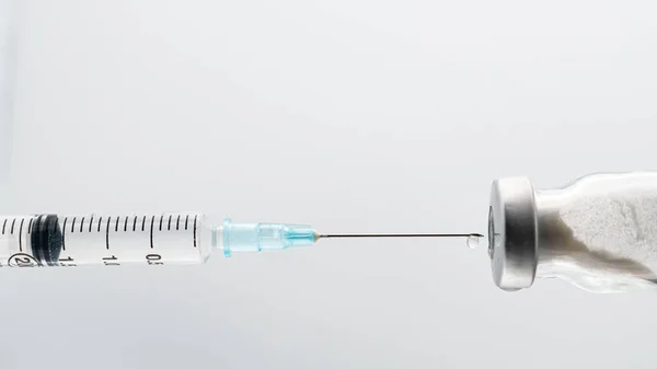 Eine Spritze Und Ein Impfschlauch Isoliert Auf Weißem Hintergrund — Stockfoto