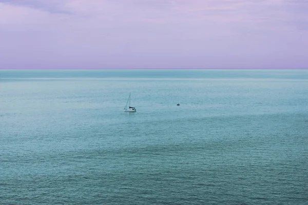 水上にボートが浮かぶ美しい海 — ストック写真