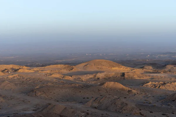 Una Vista Panoramica Delle Montagne Rocciose Del Deserto Alla Luce — Foto Stock