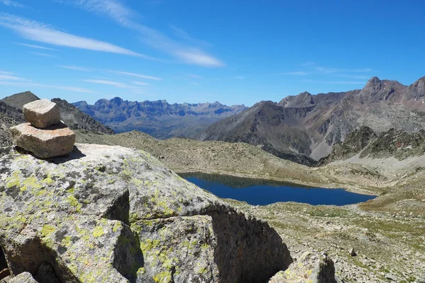 Una Vista Panorámica Lago Rodeado Vegetación Contra Las Montañas Rocosas — Foto de Stock