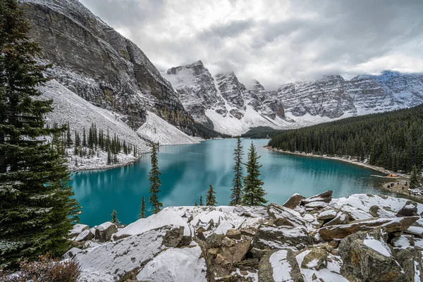 Hermoso Paisaje Invierno Con Lago Las Montañas Naturaleza Canadiense Parque — Foto de Stock