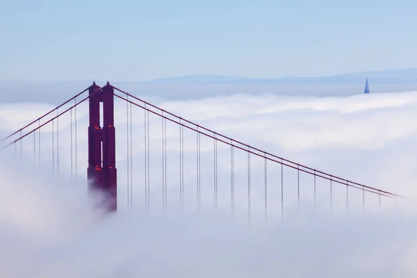 在美国加利福尼亚州旧金山的金门大桥上 一场难以置信的大雾笼罩着 — 图库照片