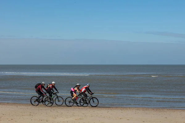 Mountainbiker Strand Der Nähe Des Wassers Bei Egmond Aan Zee — Stockfoto