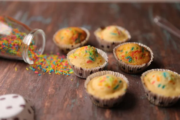 Close Cupcakes Decorados Com Doces Coloridos Uma Mesa Madeira — Fotografia de Stock