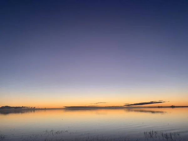 Una Hermosa Vista Del Mar Atardecer Mirror Sky Islandia — Foto de Stock