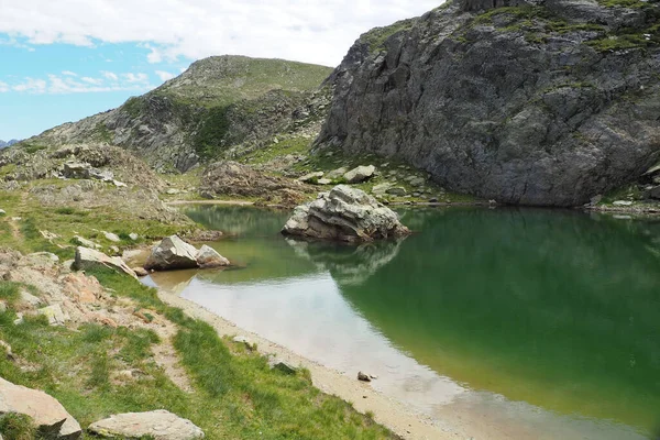 Uma Vista Panorâmica Lago Cercado Por Vegetação Contra Montanhas Rochosas — Fotografia de Stock