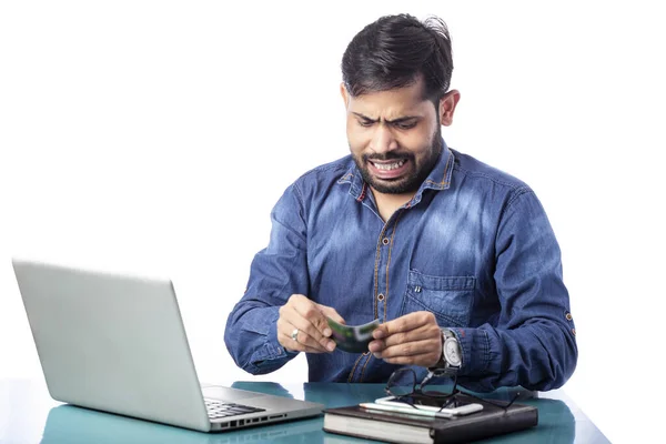 Homem Frustrado Ficar Com Raiva Frente Laptop Quebrar Cartão Crédito — Fotografia de Stock