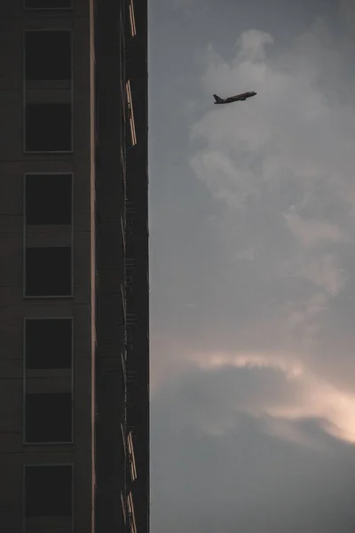 Tiro Vertical Avião Voando Por Edifício Residencial — Fotografia de Stock