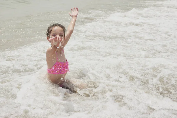 Chica Bikini Rosa Jugando Felizmente Orilla Playa Con Las Olas — Foto de Stock