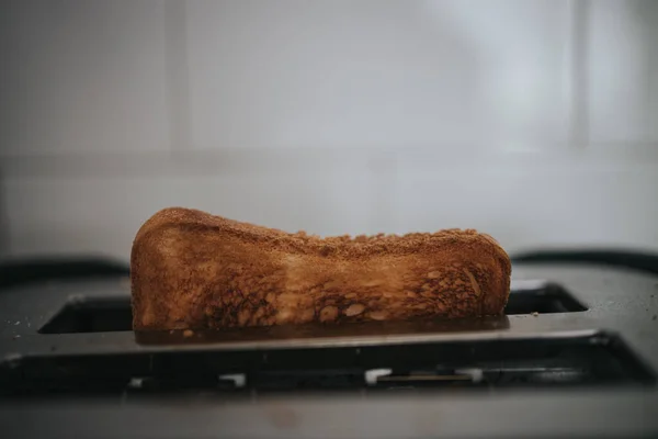 Tost Makinesinden Yakın Çekim Kızarmış Ekmek Geliyor — Stok fotoğraf
