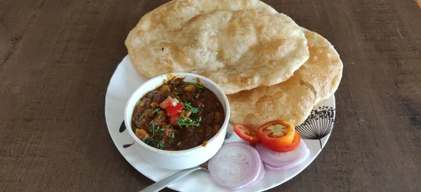 Chole Bhature Atau Chick Pea Kari Dan Fried Puri Disajikan — Stok Foto