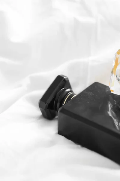 Вертикальный Снимок Роскошной Парфюмерной Бутылки Белом Простыне — стоковое фото