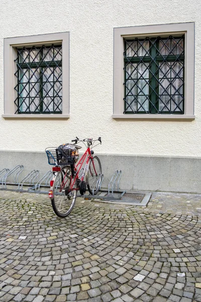 Eine Vertikale Aufnahme Eines Fahrrads Das Der Nähe Eines Gebäudes — Stockfoto