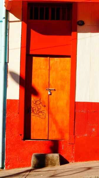 Una Hermosa Foto Una Puerta Naranja Edificio Tradicional Luz Del —  Fotos de Stock