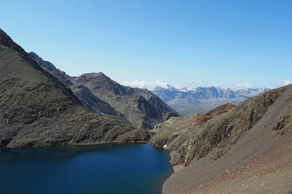 岩場に囲まれた緑に囲まれた湖の景色ピレネー山脈 — ストック写真