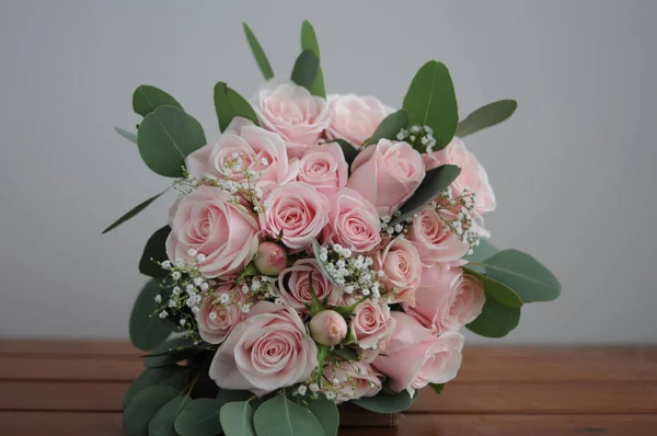 Prosty Bukiet Ślubny Różowymi Różami — Zdjęcie stockowe