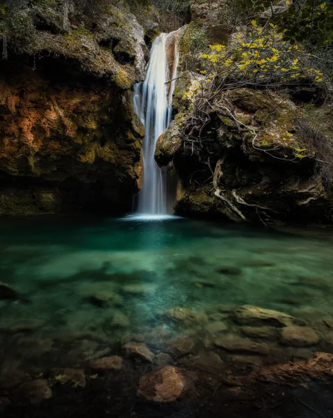 Eine Vertikale Aufnahme Eines Schönen Wasserfalls Einem Wald Mit Steinen — Stockfoto