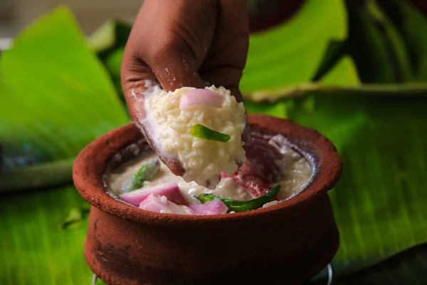 柴丹南印度著名的传统发酵米与凝集米 凝集米与洋葱和辣椒在泥锅密闭有选择的焦点 — 图库照片