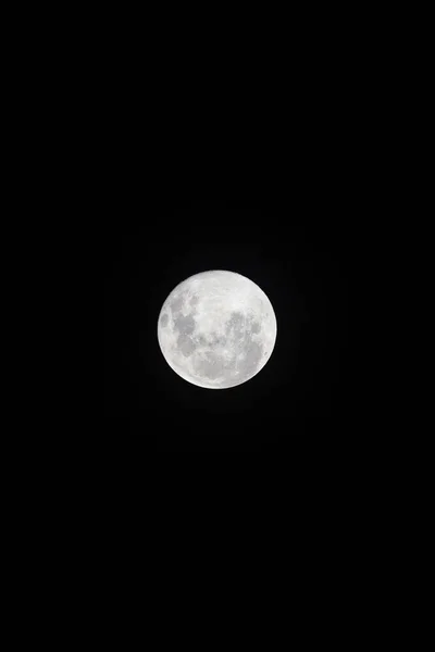 Pionowe Ujęcie Pełni Księżyca Odizolowane Ciemnym Tle — Zdjęcie stockowe