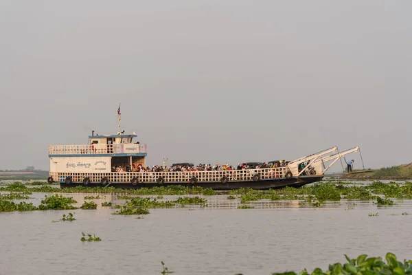 Een Grote Veerboot Voor Areyksat Met Waterhyacint Drijvend Tonle Sap — Stockfoto