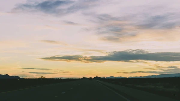 Międzystanowa Wycieczka Zachodzie Słońca Samochodami Sylwetce Dystan — Zdjęcie stockowe