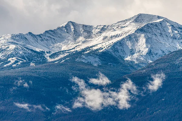 雪の山と美しい冬の風景 カナダの自然 バンフ国立公園 — ストック写真