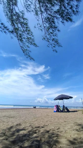 Μια Κάθετη Πυροβόλησε Μια Ομπρέλα Μια Αμμώδη Παραλία Ενάντια Στη — Φωτογραφία Αρχείου