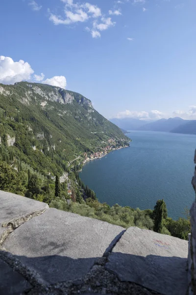 Une Vue Verticale Ensoleillée Sur Rivage Lac Garde Varenna Italie — Photo