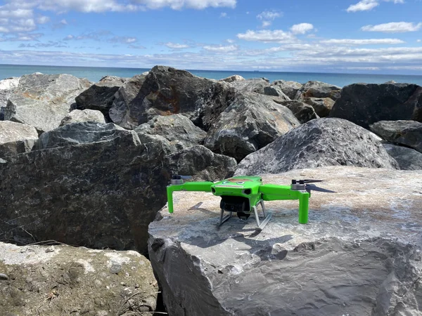 Verde Quadcopter Drone Com Uma Câmera Pedra Praia — Fotografia de Stock