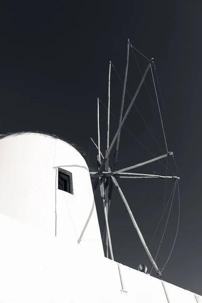 Grayscale Snímek Větrného Mlýna Oie Santorini Řecko — Stock fotografie