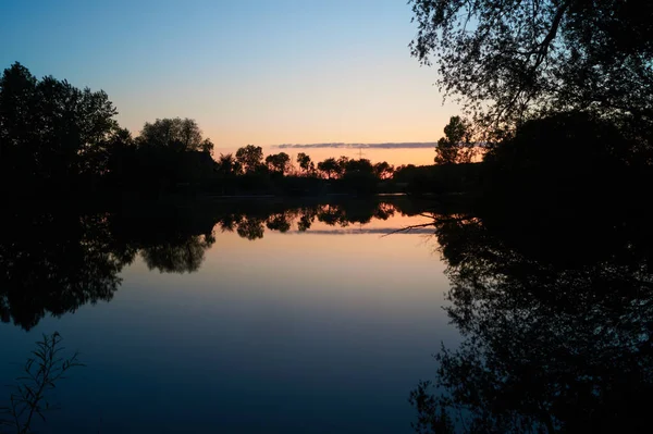 Een Schilderachtig Uitzicht Van Een Plas Een Woud Avond Zonsondergang — Stockfoto