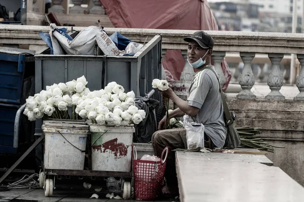 Homme Avec Masque Préparant Des Fleurs Blanches Pour Sanctuaire Preah — Photo