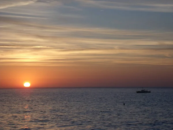 Coucher Soleil Avec Silhouette Bateau Sur Mer — Photo