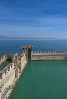 Deniz üzerindeki taş bir çitin güzel manzarası.