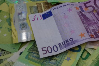 100 Euro ve 200 Euro 'luk banknotların üstüne 500 Euro' luk yakın çekim..