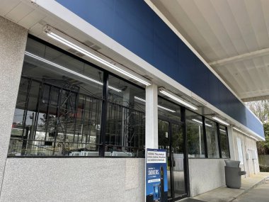 Augusta, Ga USA - 03 08: 22: Kapalı bir benzin istasyonu ve tütün reklamının yanı