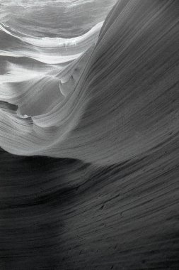 Arizona 'daki Aşağı Antilop Kanyonu' nun içinde gri tonda dikey bir çekim.