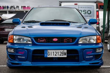 Birinci nesil mavi Subaru Impreza STI Mk1 ralli arabasının ön görüntüsü