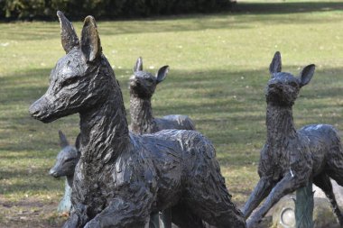 İsveç, Malmö 'deki koşan geyik heykellerinin güzel bir manzarası.