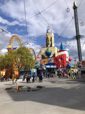 Avusturya, Viyana 'daki eğlence parkında gezintiye çıkan Prater