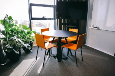 Boş bir ofis alanı